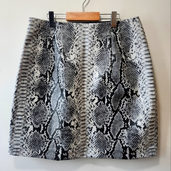 Dynamite Size M Animal Print/Snake Pattern Mini Skirt Black/White Zipper Closure - Picture 2 of 8